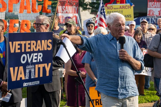 October 1, 2026, Washington, Dc, USA: Jon Gundersen, Vietnam veteran who is suing over President Trump over the propose arch, speaks to protesters outside of Arlington Cemetery on October 1, 2026. Washington USA  - ZUMAl312 20261001_znp_l312_021 Copyright: xAndrewxLeydenx