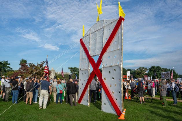 October 1, 2026, Washington, Dc, USA: Protesters opposed to President Trumpâ€⠢s proposed arch rally outside of Arlington Cemetery on October 1, 2026. Washington USA - ZUMAl312 20261001_znp_l312_023 Copyright: xAndrewxLeydenx