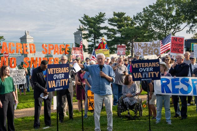 October 1, 2026, Washington, Dc, USA: Jon Gundersen, Vietnam veteran who is suing over President Trump over the propose arch, speaks to protesters outside of Arlington Cemetery on October 1, 2026. Washington USA - ZUMAl312 20261001_znp_l312_020 Copyright: xAndrewxLeydenx