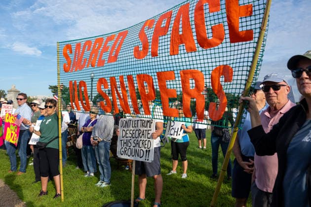 October 1, 2026, Washington, Dc, USA: Protesters opposed to President Trumpâ€⠢s proposed arch rally outside of Arlington Cemetery on October 1, 2026. Washington USA - ZUMAl312 20261001_znp_l312_024 Copyright: xAndrewxLeydenx