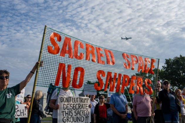 October 1, 2026, Washington, Dc, USA: Protesters opposed to President Trumpâ€⠢s proposed arch rally outside of Arlington Cemetery on October 1, 2026. Washington USA - ZUMAl312 20261001_znp_l312_027 Copyright: xAndrewxLeydenx