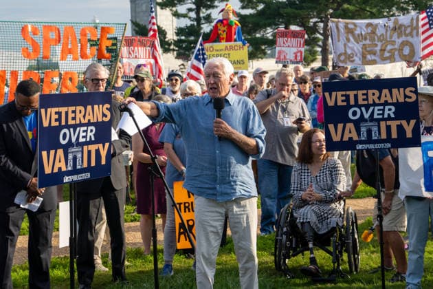 October 1, 2026, Washington, Dc, USA: Jon Gundersen, Vietnam veteran who is suing over President Trump over the propose arch, speaks to protesters outside of Arlington Cemetery on October 1, 2026. Washington USA - ZUMAl312 20261001_znp_l312_019 Copyright: xAndrewxLeydenx