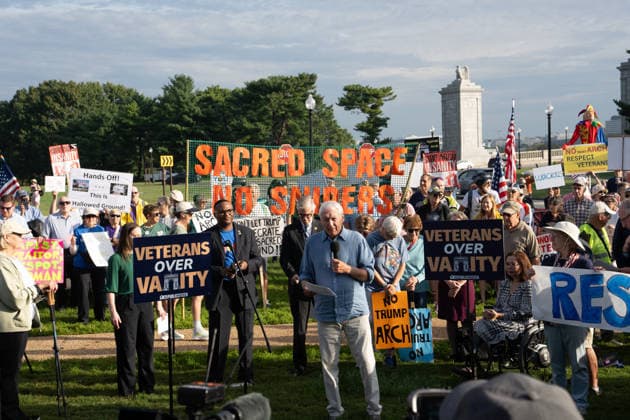 October 1, 2026, Washington, Dc, USA: Jon Gundersen, Vietnam veteran who is suing over President Trump over the propose arch, speaks to protesters outside of Arlington Cemetery on October 1, 2026. Washington USA - ZUMAl312 20261001_znp_l312_029 Copyright: xAndrewxLeydenx