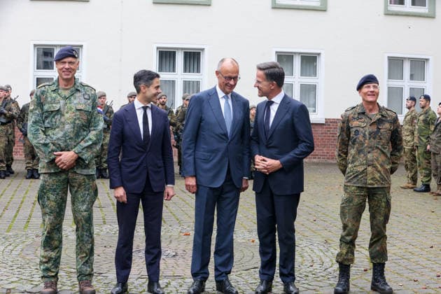 Meeting between the German Chancellor, the Prime Minister of the Netherlands, and the NATO Secretary General at the 1st German-Dutch Corps: Major General Wilfred Rietdijk, Rob Jetten (D66), Prime Minister of the Netherlands; Friedrich Merz (CDU), German Chancellor; Mark Rutte, NATO Secretary General Peter Mirow, C