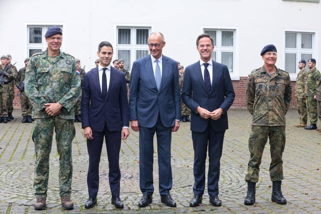Meeting between the German Chancellor, the Prime Minister of the Netherlands, and the NATO Secretary General at the 1st German-Dutch Corps: Major General Wilfred Rietdijk, Rob Jetten (D66), Prime Minister of the Netherlands; Friedrich Merz (CDU), German Chancellor; Mark Rutte, NATO Secretary General Peter Mirow, C