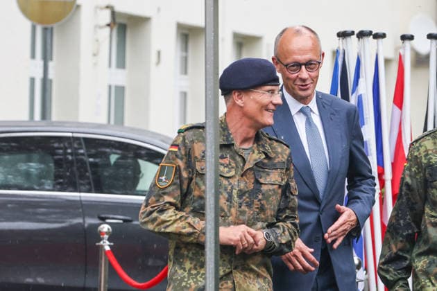 Meeting between the German Chancellor, the Prime Minister of the Netherlands, and the NATO Secretary General at the 1st German-Dutch Corps; arrival of the German Chancellor at the courtyard of honor; Friedrich Merz (CDU), Chancellor of Münster, North Rhine-Westphalia, DEU, Germany, October 1, 2026