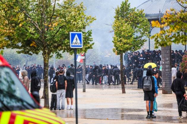HIGH SCHOOL STUDENT PROTEST IN VALENCE PHOTOPQR LE DAUPHINE Eliot BERNARD Valence October 1, 2026 Valence, October 1, 2026 High school students protest in the streets of downtown Valence Photo by Eliot Bernard Blockades, clashes, fires High school student protests are intensifying in several French cities Local Caption Valence, Drôme, Rhône-Alpes, France  Copyright: xPHOTOPQR LExDAUPHINE MAXPPPxEliotxBERNARDx 20261001JDL7932 20261001JDL7932