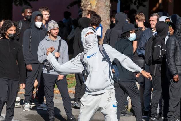 High School Student Protest PHOTOPQR OUEST FRANCE Mathieu Pattier RENNES October 1, 2026 High School Student Protest in Rennes Blockade of Brequigny High School in Rennes on Thursday, October 1, 2026 Third day of protests by high school studentsIn Rennes, law enforcement intervened at Brequiny High School—the largest school in Ille-et-Vilaine, which had been blockaded since 7 a.m. that Thursday morning, was the scene of clashes between law enforcement and some hooded protesters. Rocks were thrown at the police, who responded by firing tear gas, and calm was restored around 1 p.m. At least two people were arrested. PHOTO: MATHIEU PATTIER, OUEST FRANCE. Blockades, clashes, fires. High school student protests are intensifying in several Frenc Copyright: xPHOTOPQR OUESTxFRANCE MAXPPPxMathieuxPattierx 20261001OFR8471 20261001OFR8471