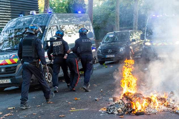 High School Student Protest PHOTOPQR OUEST FRANCE Mathieu Pattier RENNES October 1, 2026 High School Student Protest in Rennes Blockade of Brequigny High School in Rennes on Thursday, October 1, 2026 Third day of protests by high school studentsIn Rennes, law enforcement intervened at Brequiny High School—the largest school in Ille-et-Vilaine, which had been blockaded since 7 a.m. that Thursday morning, was the scene of clashes between law enforcement and some hooded protesters. Rocks were thrown at the police, who responded by firing tear gas, and calm was restored around 1 p.m. At least two people were arrested. PHOTO: MATHIEU PATTIER, OUEST FRANCE. Blockades, clashes, fires. High school student protests are intensifying in several Frenc Copyright: xPHOTOPQR OUESTxFRANCE MAXPPPxMathieuxPattierx 20261001OFR8480 20261001OFR8480