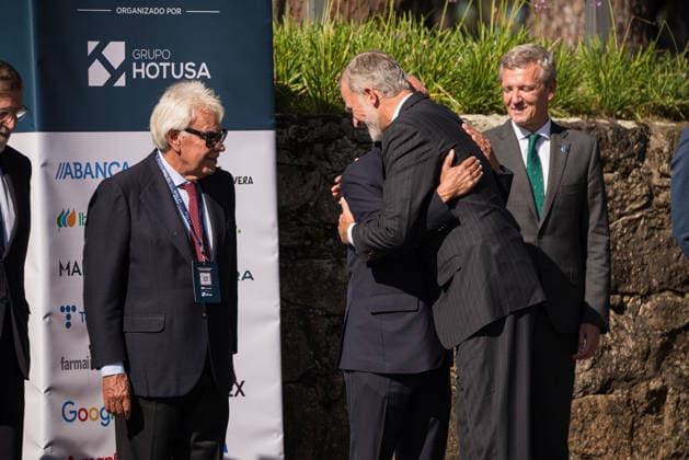 Felipe VI and Pedro Sánchez attend the opening of the La Toja Forum in O Grove, Pontevedra. King Felipe VI greets the President of the Portuguese Republic, Marcelo Rebelo de Sousa, upon his arrival at the opening of the La Toja Forum on October 1, 2026, in O Grove, Pontevedra, Galicia, Spain. The La Toja Forum: Atlantic Link is a renowned annual forum for debate and reflection focused on the defense of liberal democracy, the Atlantic partnership, and international cooperation. Founded in 2019 on the initiative of Josep Piqué, Amancio López Seijas, and the Hotusa Group, it brings together prominent political, business leaders, academics, and representatives of civil society on the island of La Toja. OCTOBER 1, 2026 LA TOJA FORUM POLITICS EC  Copyright: xElenaxFernandezx 7813241