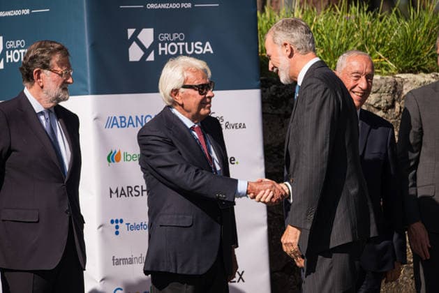 Felipe VI and Pedro Sánchez attend the opening of the La Toja Forum in O Grove, Pontevedra. King Felipe VI greets former Prime Minister Felipe González upon his arrival at the opening of the La Toja Forum on October 1, 2026, in O Grove, Pontevedra, Galicia, Spain. The La Toja Forum: Atlantic Link is a renowned annual forum for debate and reflection focused on the defense of liberal democracy, the Atlantic partnership, and international cooperation. Founded in 2019 on the initiative of Josep Piqué, Amancio López Seijas, and the Hotusa Group, it brings together prominent political, business leaders, academics, and representatives of civil society on the island of La Toja OCTOBER 1, 2026 LA TOJA FORUM POLITICS ECONOMY SPEAKERS ATLANTIC PARTNE  Copyright: xElenaxFernandezx 7813242
