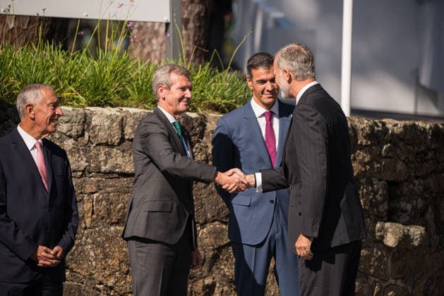 Felipe VI and Pedro Sánchez attend the opening of the La Toja Forum in O Grove, Pontevedra. King Felipe VI greets the president of the Xunta de Galicia, Alfonso Rueda, upon his arrival at the opening of the La Toja Forum on October 1, 2026, in O Grove, Pontevedra, Galicia, Spain. The La Toja Forum—Atlantic Link is a renowned annual forum for debate and reflection focused on the defense of liberal democracy, the Atlantic bond, and international cooperation. Founded in 2019 on the initiative of Josep Piqué, Amancio López Seijas, and the Hotusa Group, it brings together prominent political, business leaders, academics, and representatives of civil society on the island of La Toja. OCTOBER 1, 2026 LA TOJA FORUM POLITICS ECONOMY SPEAKERS ATLANT  Copyright: xElenaxFernandezx 7813235