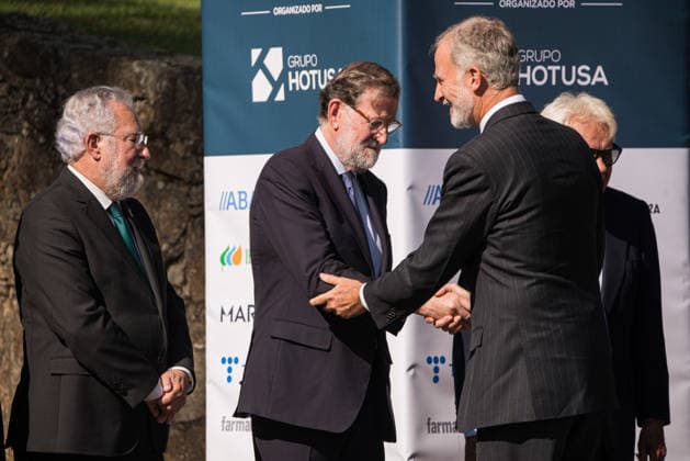 Felipe VI and Pedro Sánchez attend the opening of the La Toja Forum in O Grove, Pontevedra. King Felipe VI greets former Prime Minister Mariano Rajoy upon his arrival at the opening of the La Toja Forum on October 1, 2026, in O Grove, Pontevedra, Galicia, Spain. The La Toja Forum: Atlantic Link is a renowned annual forum for debate and reflection focused on the defense of liberal democracy, the Atlantic partnership, and international cooperation. Founded in 2019 on the initiative of Josep Piqué, Amancio López Seijas, and the Hotusa Group, it brings together prominent political, business leaders, academics, and representatives of civil society on the island of La Toja. OCTOBER 1, 2026 LA TOJA FORUM POLITICS ECONOMY SPEAKERS ATLANTIC LINK IN  Copyright: xElenaxFernandezx 7813247