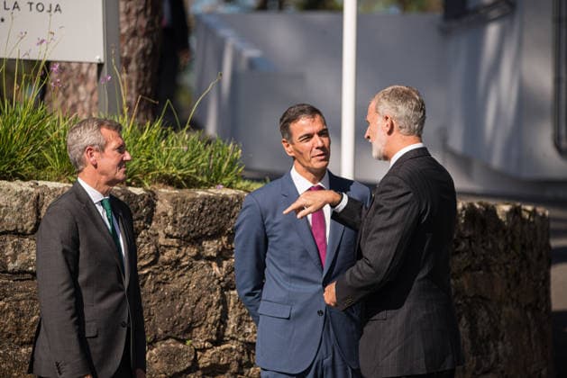 Felipe VI and Pedro Sánchez attend the opening of the La Toja Forum in O Grove, Pontevedra. King Felipe VI talks with the president of the Xunta de Galicia, Alfonso Rueda, and Prime Minister Pedro Sánchez, upon their arrival at the opening of the La Toja Forum on October 1, 2026, in O Grove, Pontevedra, Galicia, Spain. The La Toja Forum: Atlantic Link is a renowned annual forum for debate and reflection focused on the defense of liberal democracy, the Atlantic partnership, and international cooperation. Founded in 2019 on the initiative of Josep Piqué, Amancio López Seijas, and the Hotusa Group, it brings together prominent political, business leaders, academics, and representatives of civil society on the island of La Toja. OCTOBER 1, 202  Copyright: xElenaxFernandezx 7813248
