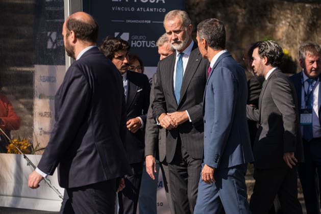 Felipe VI and Pedro Sánchez attend the opening of the La Toja Forum in O Grove, Pontevedra. King Felipe VI (left) speaks with Prime Minister Pedro Sánchez (right) upon their arrival at the opening of the La Toja Forum on October 1, 2026, in O Grove, Pontevedra, Galicia, Spain. The La Toja Forum: Atlantic Link is a renowned annual forum for debate and reflection focused on the defense of liberal democracy, the Atlantic partnership, and international cooperation. Founded in 2019 on the initiative of Josep Piqué, Amancio López Seijas, and the Hotusa Group, it brings together prominent political, business leaders, academics, and representatives of civil society on the island of La Toja. OCTOBER 1, 2026 LA TOJA FORUM POLITICS ECONOMY SPEAKERS A  Copyright: xElenaxFernandezx 7813250