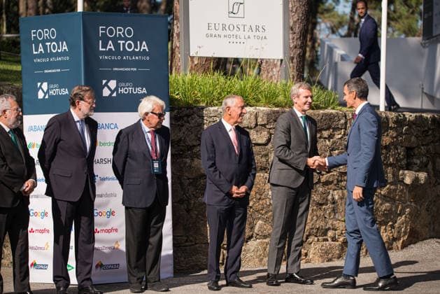 Felipe VI and Pedro Sánchez attend the opening of the La Toja Forum in O Grove, Pontevedra. Prime Minister Pedro Sánchez (left) greets the president of the Xunta de Galicia, Alfonso Rueda (right), upon his arrival at the opening of the La Toja Forum, on October 1, 2026, in O Grove, Pontevedra, Galicia, Spain. The La Toja Forum: Atlantic Link is a renowned annual forum for debate and reflection focused on the defense of liberal democracy, the Atlantic partnership, and international cooperation. Founded in 2019 on the initiative of Josep Piqué, Amancio López Seijas, and the Hotusa Group, it brings together prominent political, business leaders, academics, and representatives of civil society on the island of La Toja. OCTOBER 1, 2026 LA TOJA  Copyright: xElenaxFernandezx 7813253