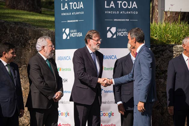Felipe VI and Pedro Sánchez Attend the Opening of the La Toja Forum in O Grove, Pontevedra. Prime Minister Pedro Sánchez greets former Prime Minister Mariano Rajoy upon his arrival at the opening of the La Toja Forum on October 1, 2026, in O Grove, Pontevedra, Galicia, Spain. The La Toja Forum: Atlantic Link is a renowned annual forum for debate and reflection focused on the defense of liberal democracy, the Atlantic partnership, and international cooperation. Founded in 2019 on the initiative of Josep Piqué, Amancio López Seijas, and the Hotusa Group, it brings together prominent political, business leaders, academics, and representatives of civil society on the island of La Toja. OCTOBER 1, 2026 LA TOJA FORUM POLITICS ECONOMY SPEAKERS AT  Copyright: xElenaxFernandezx 7813260