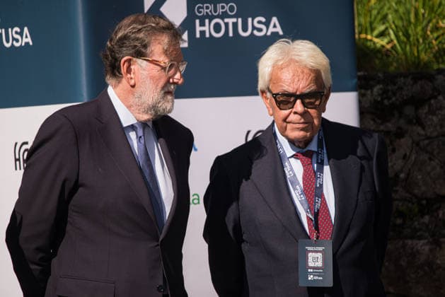 Felipe VI and Pedro Sánchez attend the opening of the La Toja Forum in O Grove, Pontevedra. Former Prime Ministers Mariano Rajoy and Felipe González converse upon their arrival at the opening of the La Toja Forum on October 1, 2026, in O Grove, Pontevedra, Galicia, Spain. The La Toja Atlantic Link Forum is a renowned annual forum for debate and reflection focused on the defense of liberal democracy, the Atlantic partnership, and international cooperation. Founded in 2019 on the initiative of Josep Piqué, Amancio López Seijas, and the Hotusa Group, it brings together prominent political, business leaders, academics, and representatives of civil society on the island of La Toja. OCTOBER 1, 2026 LA TOJA FORUM POLITICS ECONOMY SPEAKERS ATLANTI  Copyright: xElenaxFernandezx 7813263