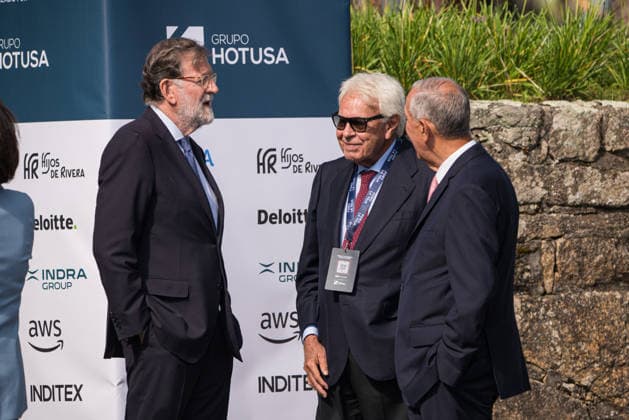 Felipe VI and Pedro Sánchez attend the opening of the La Toja Forum in O Grove, Pontevedra. Former Prime Ministers Mariano Rajoy and Felipe González chat upon their arrival at the opening of the La Toja Forum on October 1, 2026, in O Grove, Pontevedra, Galicia, Spain. The La Toja Forum: Atlantic Link is a renowned annual forum for debate and reflection focused on the defense of liberal democracy, the Atlantic partnership, and international cooperation. Founded in 2019 on the initiative of Josep Piqué, Amancio López Seijas, and the Hotusa Group, it brings together prominent political, business leaders, academics, and representatives of civil society on the island of La Toja. OCTOBER 1, 2026 LA TOJA FORUM POLITICS ECONOMY SPEAKERS ATLANTIC P  Copyright: xElenaxFernandezx 7813269