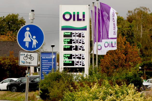 New Gas Rebate at a Gas Station in Saarland on October 1, 2026 Price board at an OIL gas station showing current fuel prices on October 1, 2026, at approximately 3:00 p.m. in Illingen, Saarland, in the Uchtelfangen district. As of October 1, the new fuel discount approved by the federal government has taken effect, which is intended to save drivers about 17 cents per liter