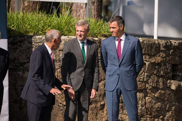 Felipe VI and Pedro Sánchez attend the opening of the La Toja Forum in O Grove, Pontevedra. Prime Minister Pedro Sánchez (center) talks with the president of the Xunta de Galicia, Alfonso Rueda, and the former President of the Portuguese Republic, Marcelo Rebelo de Sousa, upon his arrival at the opening of the La Toja Forum on October 1, 2026, in O Grove, Pontevedra, Galicia, Spain. The La Toja Forum: Atlantic Link is a renowned annual forum for debate and reflection focused on the defense of liberal democracy, the Atlantic partnership, and international cooperation. Founded in 2019 on the initiative of Josep Piqué, Amancio López Seijas, and the Hotusa Group, it brings together prominent political, business leaders, academics, and represen  Copyright: xElenaxFernandezx 7813274