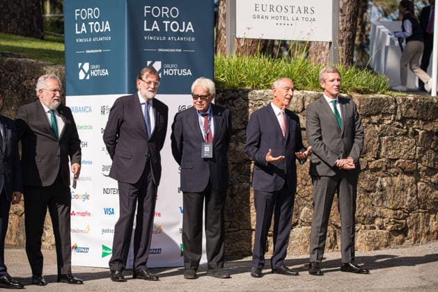 Felipe VI and Pedro Sánchez attend the opening of the La Toja Forum in O Grove, Pontevedra, on October 1, 2026. Former Prime Minister Mariano Rajoy, former Prime Minister Felipe González, former President of the Portuguese Republic Marcelo Rebelo de Sousa, and President of the Xunta de Galicia, Alfonso Rueda, upon their arrival at the opening of the La Toja Forum on October 1, 2026, in O Grove, Pontevedra, Galicia, Spain. The La Toja Forum: Atlantic Link is a renowned annual forum for debate and reflection focused on the defense of liberal democracy, the Atlantic link, and international cooperation. Founded in 2019 on the initiative of Josep Piqué, Amancio López Seijas, and the Hotusa Group, it brings together prominent political, business Copyright: xElenaxFernandezx 7813282