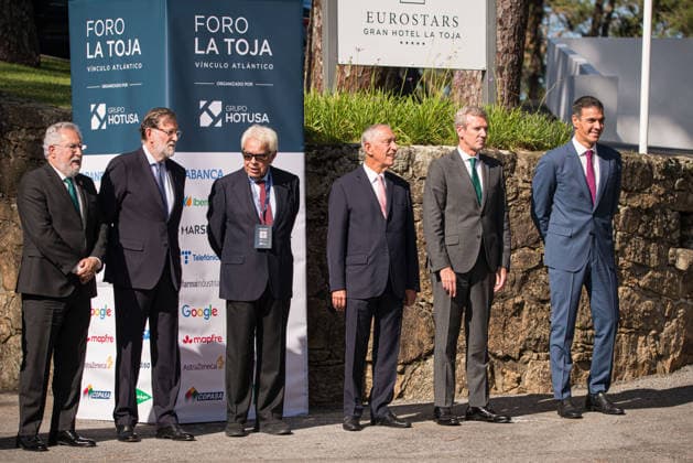 Felipe VI and Pedro Sánchez attend the opening of the La Toja Forum in O Grove, Pontevedra, on October 1, 2026. Former Prime Minister Mariano Rajoy, former Prime Minister Felipe González, former President of the Portuguese Republic Marcelo Rebelo de Sousa, President of the Xunta de Galicia, Alfonso Rueda, and Prime Minister Pedro Sánchez, upon their arrival at the opening ceremony of the La Toja Forum on October 1, 2026, in O Grove, Pontevedra, Galicia, Spain. The La Toja Forum: Atlantic Link is a renowned annual forum for debate and reflection focused on the defense of liberal democracy, the Atlantic partnership, and international cooperation. Founded in 2019 on the initiative of Josep Piqué, Amancio López Seijas, and the Hotusa Group, it  Copyright: xElenaxFernandezx 7813285