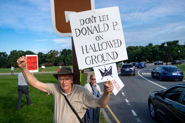 Veterans and activists gather to protest against President Donald Trump s planned 250-foot triumphal arch at Memorial Circle in Arlington, Virginia on Thursday, October 1, 2026. Activists argue that the arch, which the Trump administration plans to use as a military operations platform for drones and snipers, would obstruct the sightline between the Lincoln Memorial and Arlington National Cemetery.  WAP20261001317 BONNIExCASH