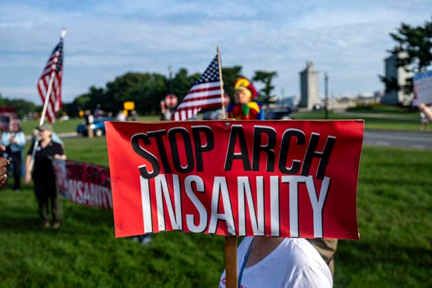 Veterans and activists gather to protest against President Donald Trump s planned 250-foot triumphal arch at Memorial Circle in Arlington, Virginia on Thursday, October 1, 2026. Activists argue that the arch, which the Trump administration plans to use as a military operations platform for drones and snipers, would obstruct the sightline between the Lincoln Memorial and Arlington National Cemetery. WAP20261001322 BONNIExCASH
