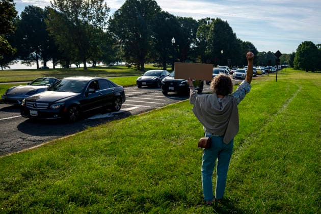 Veterans and activists gather to protest against President Donald Trump s planned 250-foot triumphal arch at Memorial Circle in Arlington, Virginia on Thursday, October 1, 2026. Activists argue that the arch, which the Trump administration plans to use as a military operations platform for drones and snipers, would obstruct the sightline between the Lincoln Memorial and Arlington National Cemetery. WAP20261001325 BONNIExCASH