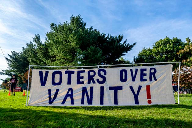 Veterans and activists gather to protest against President Donald Trump s planned 250-foot triumphal arch at Memorial Circle in Arlington, Virginia on Thursday, October 1, 2026. Activists argue that the arch, which the Trump administration plans to use as a military operations platform for drones and snipers, would obstruct the sightline between the Lincoln Memorial and Arlington National Cemetery. WAP20261001332 BONNIExCASH