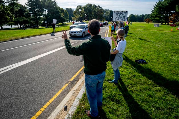 Veterans and activists gather to protest against President Donald Trump s planned 250-foot triumphal arch at Memorial Circle in Arlington, Virginia on Thursday, October 1, 2026. Activists argue that the arch, which the Trump administration plans to use as a military operations platform for drones and snipers, would obstruct the sightline between the Lincoln Memorial and Arlington National Cemetery. WAP20261001334 BONNIExCASH