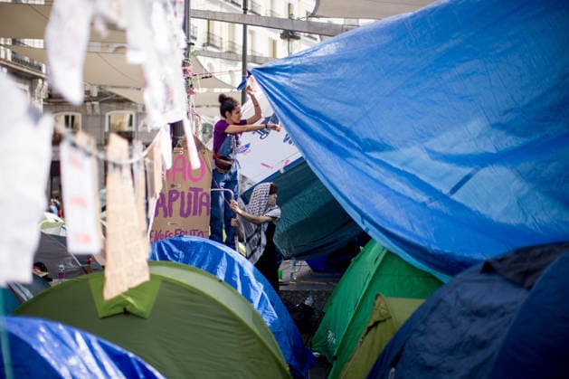 Fifth day of the housing protest camp in Madrid, Spain - 01 Oct 2026 A Protester repair the roof covering of a tent at Puerta del Sol square, during a protest camp against the high cost of housing and rent. The protest arose following the eviction of an 87-years-old woman from her apartment in Madrid. Madrid Spain Copyright: xLuisxSotox xSOPAxImagesx LSOTOQDA04