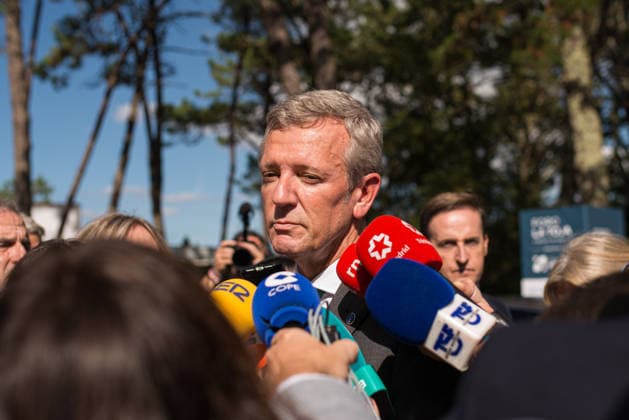 Felipe VI and Pedro Sánchez attend the opening of the La Toja Forum in O Grove, Pontevedra. The president of the Xunta de Galicia, Alfonso Rueda, speaks to the media upon his arrival at the opening of the La Toja Forum on October 1, 2026, in O Grove, Pontevedra, Galicia, Spain. The La Toja Forum: Atlantic Link is a renowned annual forum for debate and reflection focused on the defense of liberal democracy, the Atlantic partnership, and international cooperation. Founded in 2019 on the initiative of Josep Piqué, Amancio López Seijas, and the Hotusa Group, it brings together prominent political, business leaders, academics, and representatives of civil society on the island of La Toja. OCTOBER 1, 2026 LA TOJA FORUM POLITICS ECONOMY SPEAKERS  Copyright: xElenaxFernandezx 7813290