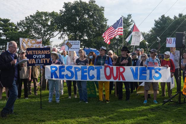 Demonstrators protest Trump’s proposed triumphal arch in Washington DC WASHINGTON, D.C., UNITED STATES - OCTOBER 01: Demonstrators protest against US President Donald Trump’s proposed triumphal arch at Memorial Circle in Washington, D.C., on October 01, 2026. Trump has said the planned structure, proposed near Arlington National Cemetery along the Potomac River, would include facilities for drones and snipers. The project is part of Trump’s efforts to reshape the US capital. Mehmet Eser Anadolu Washington, D.C. United States. Editorial use only. Please get in touch for any other usage.  Copyright: x2026xAnadoluxMehmetxEserx