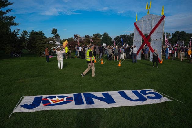 Demonstrators protest Trump’s proposed triumphal arch in Washington DC WASHINGTON, D.C., UNITED STATES - OCTOBER 01: Demonstrators protest against US President Donald Trump’s proposed triumphal arch at Memorial Circle in Washington, D.C., on October 01, 2026. Trump has said the planned structure, proposed near Arlington National Cemetery along the Potomac River, would include facilities for drones and snipers. The project is part of Trump’s efforts to reshape the US capital. Mehmet Eser Anadolu Washington, D.C. United States. Editorial use only. Please get in touch for any other usage. Copyright: x2026xAnadoluxMehmetxEserx