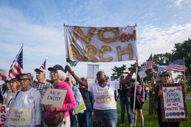Demonstrators protest Trump’s proposed triumphal arch in Washington DC WASHINGTON, D.C., UNITED STATES - OCTOBER 01: Demonstrators protest against US President Donald Trump’s proposed triumphal arch at Memorial Circle in Washington, D.C., on October 01, 2026. Trump has said the planned structure, proposed near Arlington National Cemetery along the Potomac River, would include facilities for drones and snipers. The project is part of Trump’s efforts to reshape the US capital. Mehmet Eser Anadolu Washington, D.C. United States. Editorial use only. Please get in touch for any other usage. Copyright: x2026xAnadoluxMehmetxEserx