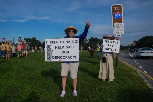 Demonstrators protest Trump’s proposed triumphal arch in Washington DC WASHINGTON, D.C., UNITED STATES - OCTOBER 01: Demonstrators protest against US President Donald Trump’s proposed triumphal arch at Memorial Circle in Washington, D.C., on October 01, 2026. Trump has said the planned structure, proposed near Arlington National Cemetery along the Potomac River, would include facilities for drones and snipers. The project is part of Trump’s efforts to reshape the US capital. Mehmet Eser Anadolu Washington, D.C. United States. Editorial use only. Please get in touch for any other usage. Copyright: x2026xAnadoluxMehmetxEserx