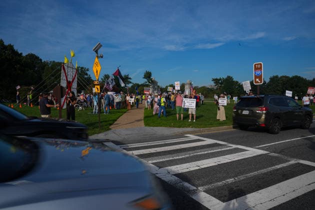 Demonstrators protest Trump’s proposed triumphal arch in Washington DC WASHINGTON, D.C., UNITED STATES - OCTOBER 01: Demonstrators protest against US President Donald Trump’s proposed triumphal arch at Memorial Circle in Washington, D.C., on October 01, 2026. Trump has said the planned structure, proposed near Arlington National Cemetery along the Potomac River, would include facilities for drones and snipers. The project is part of Trump’s efforts to reshape the US capital. Mehmet Eser Anadolu Washington, D.C. United States. Editorial use only. Please get in touch for any other usage. Copyright: x2026xAnadoluxMehmetxEserx