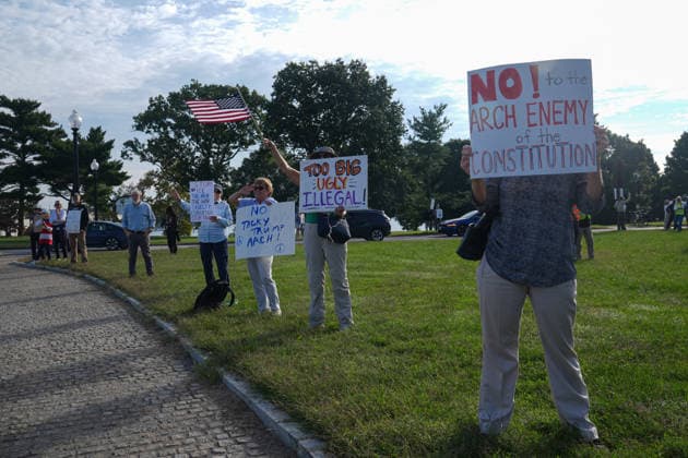 Demonstrators protest Trump’s proposed triumphal arch in Washington DC WASHINGTON, D.C., UNITED STATES - OCTOBER 01: Demonstrators protest against US President Donald Trump’s proposed triumphal arch at Memorial Circle in Washington, D.C., on October 01, 2026. Trump has said the planned structure, proposed near Arlington National Cemetery along the Potomac River, would include facilities for drones and snipers. The project is part of Trump’s efforts to reshape the US capital. Mehmet Eser Anadolu Washington, D.C. United States. Editorial use only. Please get in touch for any other usage. Copyright: x2026xAnadoluxMehmetxEserx