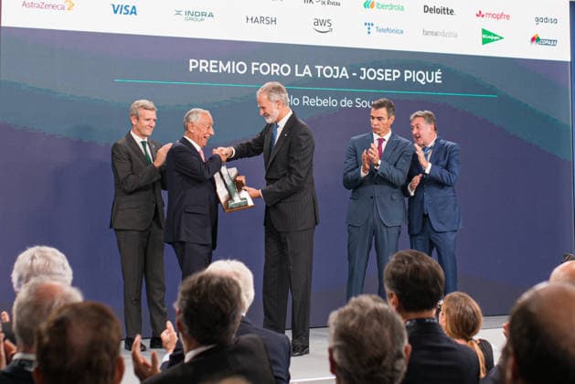 Felipe VI and Pedro Sánchez attend the opening of the La Toja Forum in O Grove, Pontevedra. King Felipe VI presents the Josep Piqué La Toja Forum Award to the former President of the Portuguese Republic, Marcelo Rebelo de Sousa, during the opening of the La Toja Forum on October 1, 2026, in O Grove, Pontevedra, Galicia, Spain. The La Toja Forum: Atlantic Link is a renowned annual forum for debate and reflection focused on the defense of liberal democracy, the Atlantic bond, and international cooperation. Founded in 2019 on the initiative of Josep Piqué, Amancio López Seijas, and the Hotusa Group, it brings together prominent political, business leaders, academics, and representatives of civil society on the island of La Toja. OCTOBER 1, 20 Copyright: xElenaxFernandezx 7813315