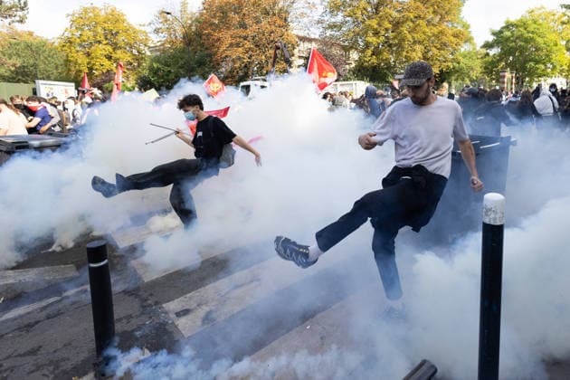 High school blockade in Seine-Saint-Denis Clash between (CRS) Republican Security Corps and Student in front of Le Corbusier secondary school in Aubervilliers, North of Paris, on October 1, 2026 as they continue their protest to demand the hiring of substitute teachers, increased resources, and decent learning conditions. Photo by Raphael Lafargue ABACAPRESS.COM Aubervilliers France Copyright: xLafarguexRaphael ABACAx