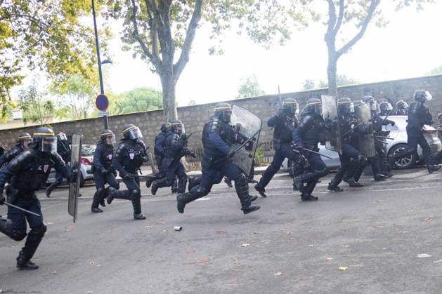 High school blockade in Seine-Saint-Denis Student clash with police forces near Paul Eluard secondary school in Saint-Denis, North of Paris, on October 1, 2026 as they continue their protest to demand the hiring of substitute teachers, increased resources, and decent learning conditions. Photo by Raphael Lafargue ABACAPRESS.COM Saint-Denis France  Copyright: xLafarguexRaphael ABACAx