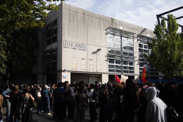 High school blockade in Seine-Saint-Denis Student near Lycee Suger secondary school in Saint-Denis, North of Paris, on October 1, 2026 as they continue their protest to demand the hiring of substitute teachers, increased resources, and decent learning conditions. Photo by Raphael Lafargue ABACAPRESS.COM Saint-Denis France  Copyright: xLafarguexRaphael ABACAx