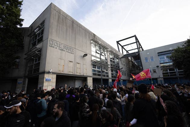 High school blockade in Seine-Saint-Denis Student and teachers in front of police forces near Lycee Suger secondary school in Saint-Denis, North of Paris, on October 1, 2026 as they continue their protest to demand the hiring of substitute teachers, increased resources, and decent learning conditions. Photo by Raphael Lafargue ABACAPRESS.COM Saint-Denis France  Copyright: xLafarguexRaphael ABACAx