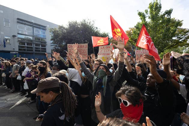 High school blockade in Seine-Saint-Denis Student and teachers in front of police forces near Lycee Suger secondary school in Saint-Denis, North of Paris, on October 1, 2026 as they continue their protest to demand the hiring of substitute teachers, increased resources, and decent learning conditions. Photo by Raphael Lafargue ABACAPRESS.COM Saint-Denis France  Copyright: xLafarguexRaphael ABACAx