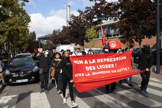 High school blockade in Seine-Saint-Denis High school students marching between Saint-Denis and Aubervilliers North of Paris, on October 1, 2026 as they continue their protest to demand the hiring of substitute teachers, increased resources, and decent learning conditions. Photo by Raphael Lafargue ABACAPRESS.COM Aubervilliers France  Copyright: xLafarguexRaphael ABACAx