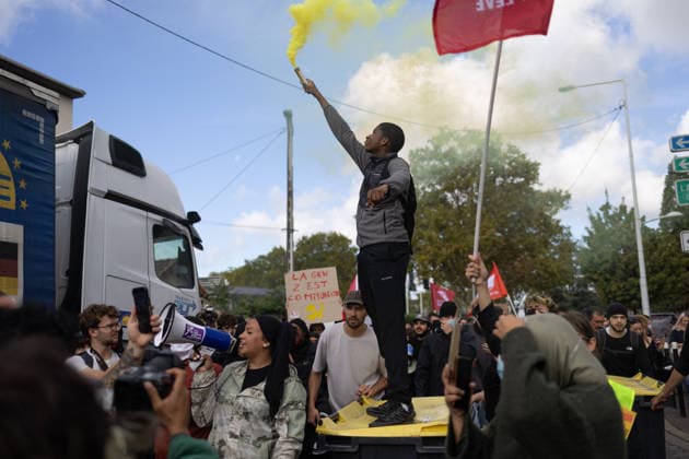 High school blockade in Seine-Saint-Denis High school students marching between Saint-Denis and Aubervilliers North of Paris, on October 1, 2026 as they continue their protest to demand the hiring of substitute teachers, increased resources, and decent learning conditions. Photo by Raphael Lafargue ABACAPRESS.COM Aubervilliers France  Copyright: xLafarguexRaphael ABACAx