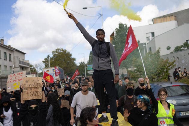 High school blockade in Seine-Saint-Denis High school students marching between Saint-Denis and Aubervilliers North of Paris, on October 1, 2026 as they continue their protest to demand the hiring of substitute teachers, increased resources, and decent learning conditions. Photo by Raphael Lafargue ABACAPRESS.COM Aubervilliers France  Copyright: xLafarguexRaphael ABACAx