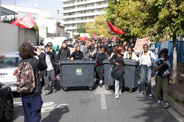 High school blockade in Seine-Saint-Denis High school students marching between Saint-Denis and Aubervilliers North of Paris, on October 1, 2026 as they continue their protest to demand the hiring of substitute teachers, increased resources, and decent learning conditions. Photo by Raphael Lafargue ABACAPRESS.COM Aubervilliers France  Copyright: xLafarguexRaphael ABACAx
